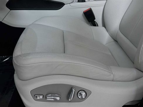 Certified 2025 Porsche Macan image 12