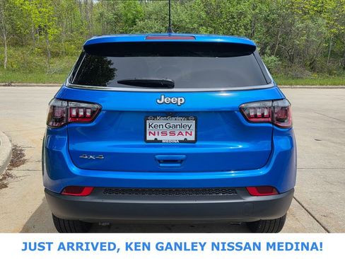 Used 2023 Jeep Compass Sport w/ Mopar Graphics Package AWD/4WD image 4