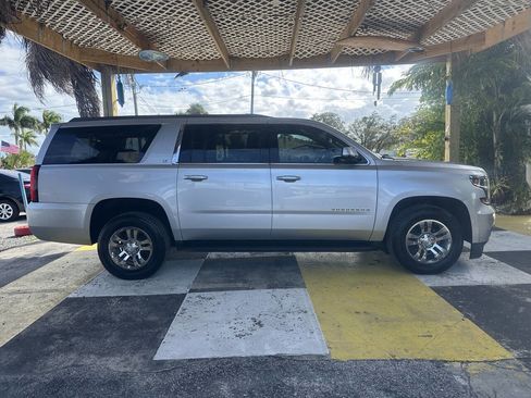 Used 2020 Chevrolet Suburban LT image 4