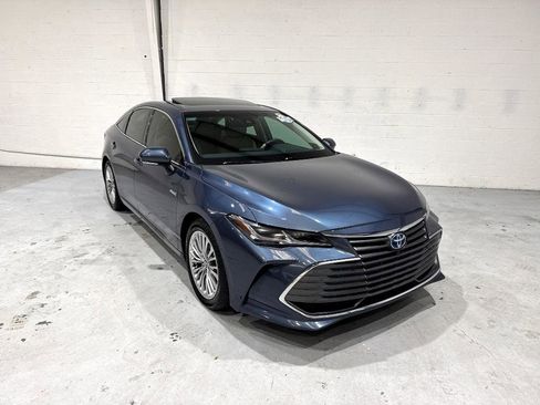 Used 2020 Toyota Avalon Limited image 2