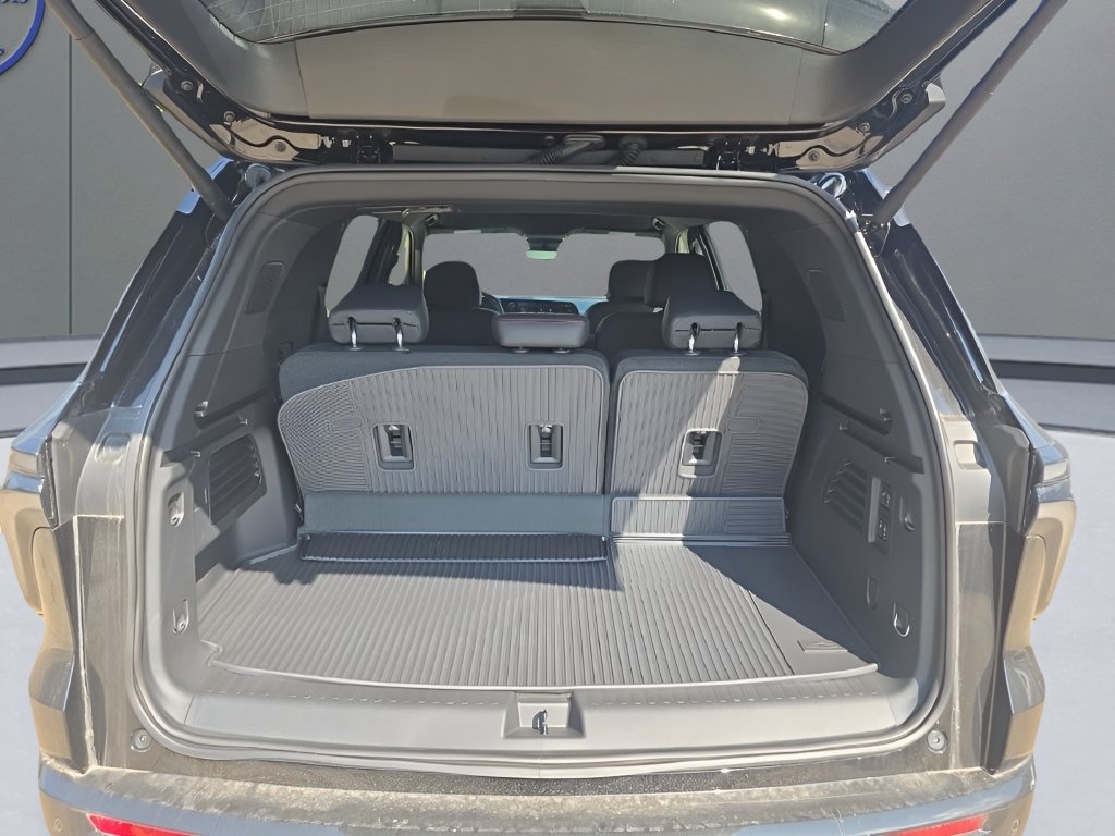 New 2026 Chevrolet Traverse RS w/ LPO, Floor Liner Package AWD/4WD image 24