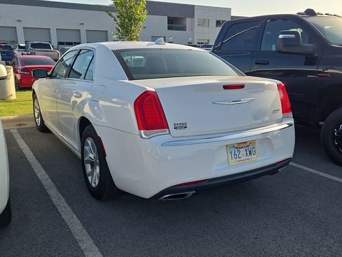 Used 2015 Chrysler 300 Limited RWD image 2