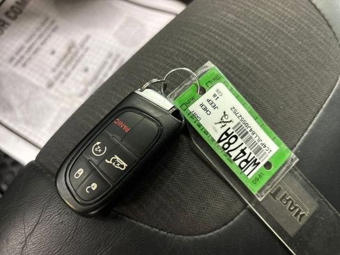 Used 2018 Jeep Cherokee Latitude Plus w/ Comfort/Convenience Group FWD image 29