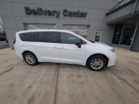 New 2026 Chrysler Pacifica Select image 4