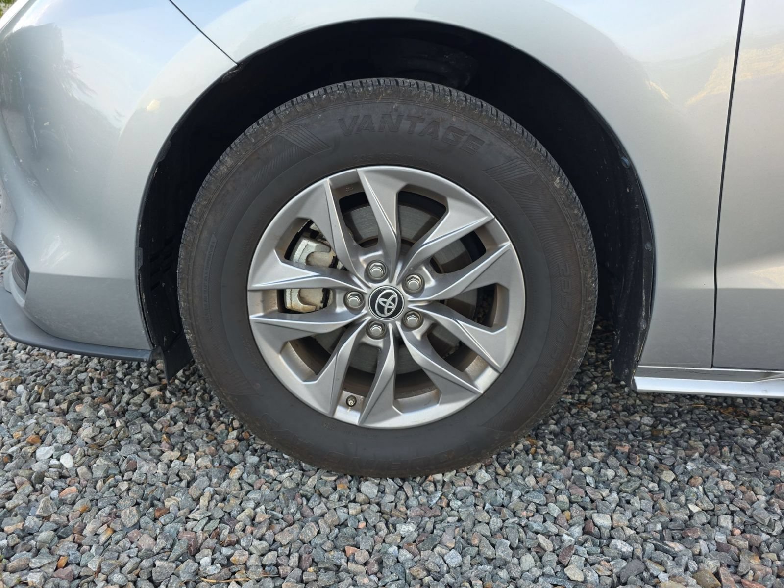 Used 2025 Toyota Sienna XLE FWD image 15
