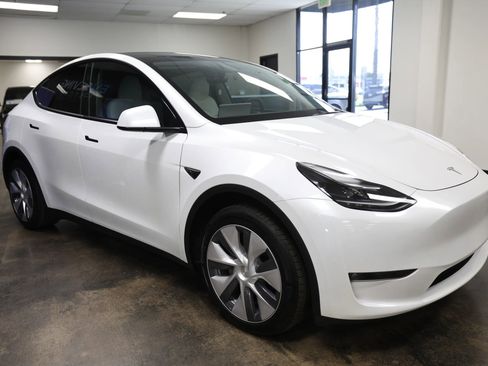 Used 2024 Tesla Model Y Long Range AWD/4WD image 6