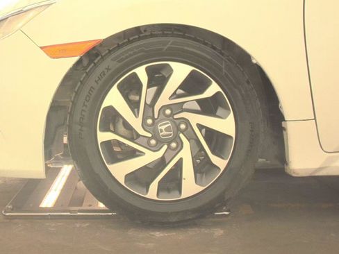 Used 2018 Honda Civic EX image 9