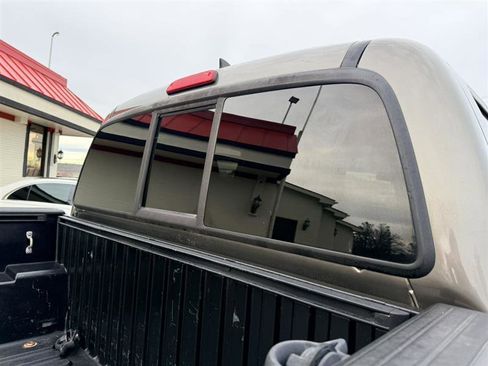 Used 2015 Toyota Tacoma DOUBLE CAB 4WD w/ SR5 Package image 11