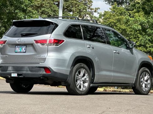 Used 2015 Toyota Highlander XLE AWD/4WD image 2