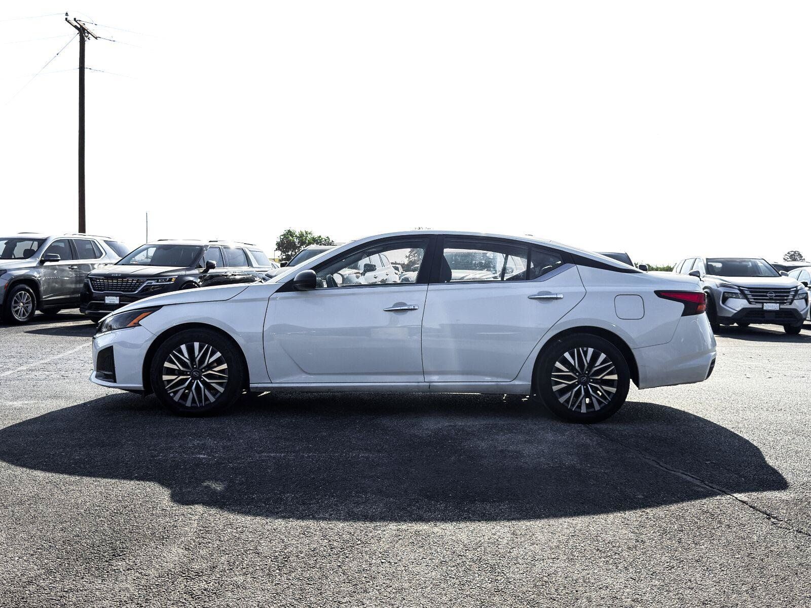 Used 2025 Nissan Altima 2.5 SV FWD image 13