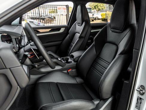 Certified 2025 Porsche Cayenne image 5
