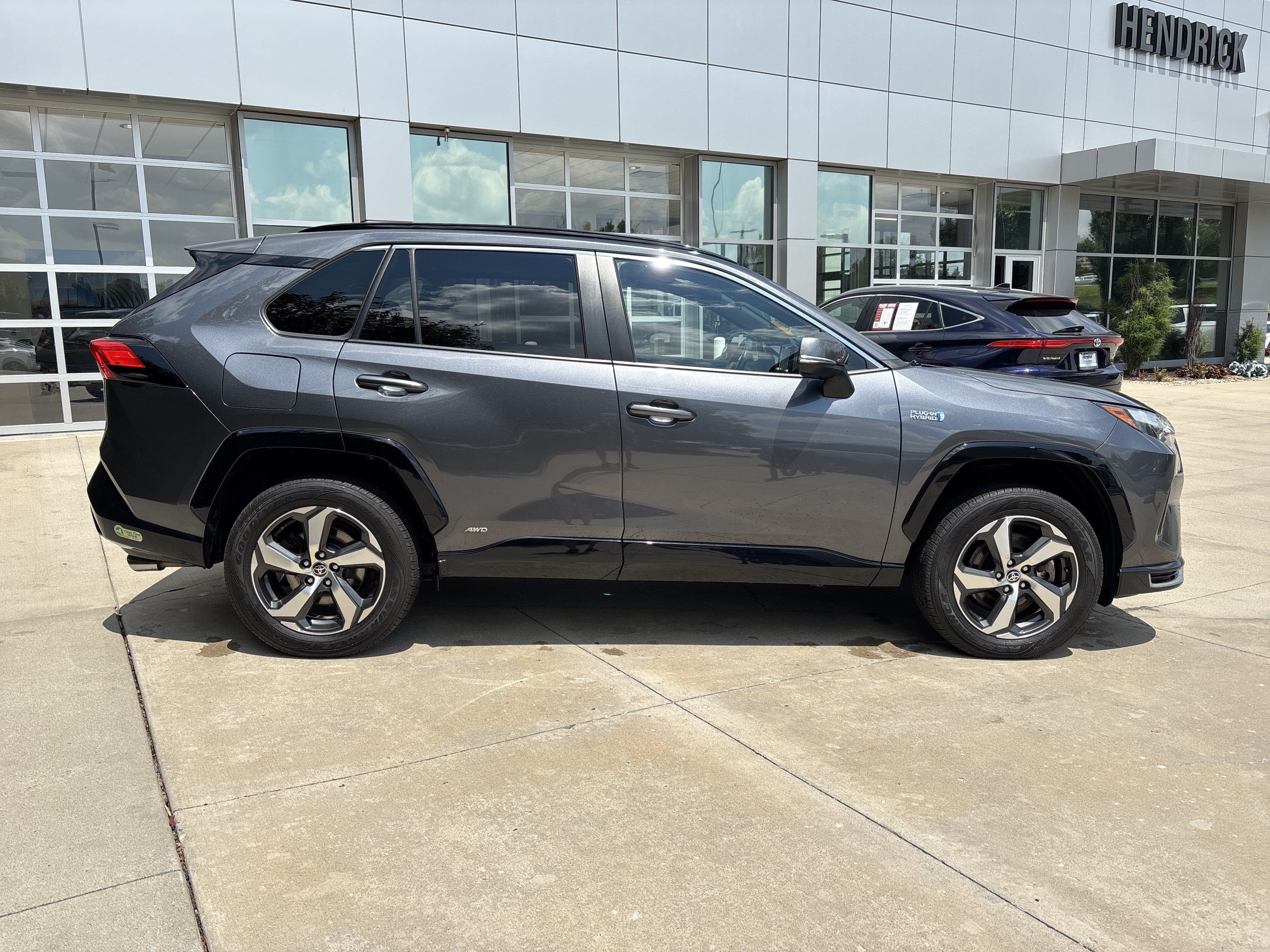 Used 2022 Toyota RAV4 SE w/ Weather & Moonroof Package AWD/4WD image 10