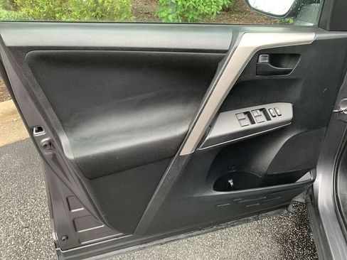 Used 2017 Toyota RAV4 LE w/ Carpet Mat Package AWD/4WD image 17