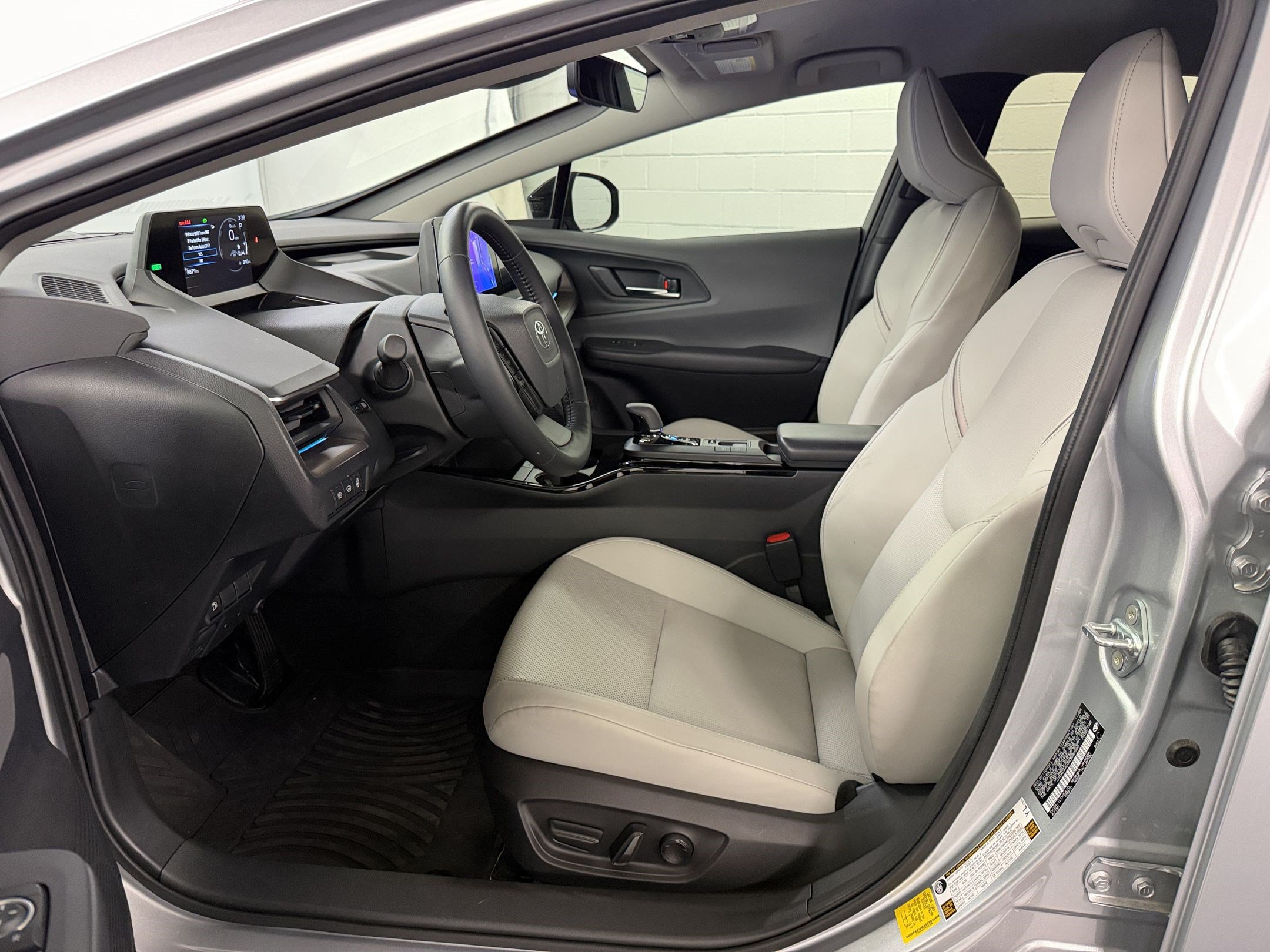Used 2024 Toyota Prius XLE FWD image 5