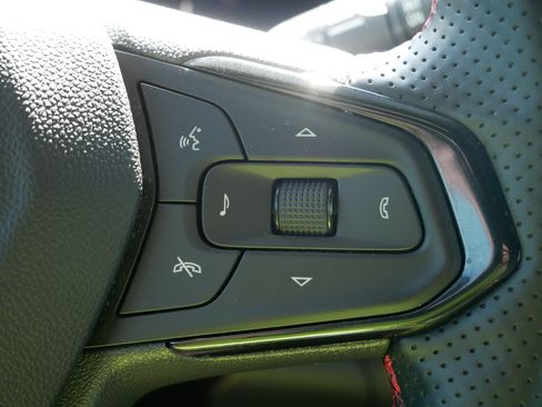Used 2025 Chevrolet Trax RS w/ Driver Confidence Package FWD image 30