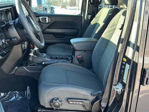 Used 2025 Jeep Wrangler Unlimited Sahara image 14