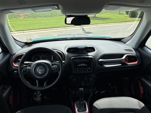 Certified 2022 Jeep Renegade Trailhawk AWD/4WD image 37