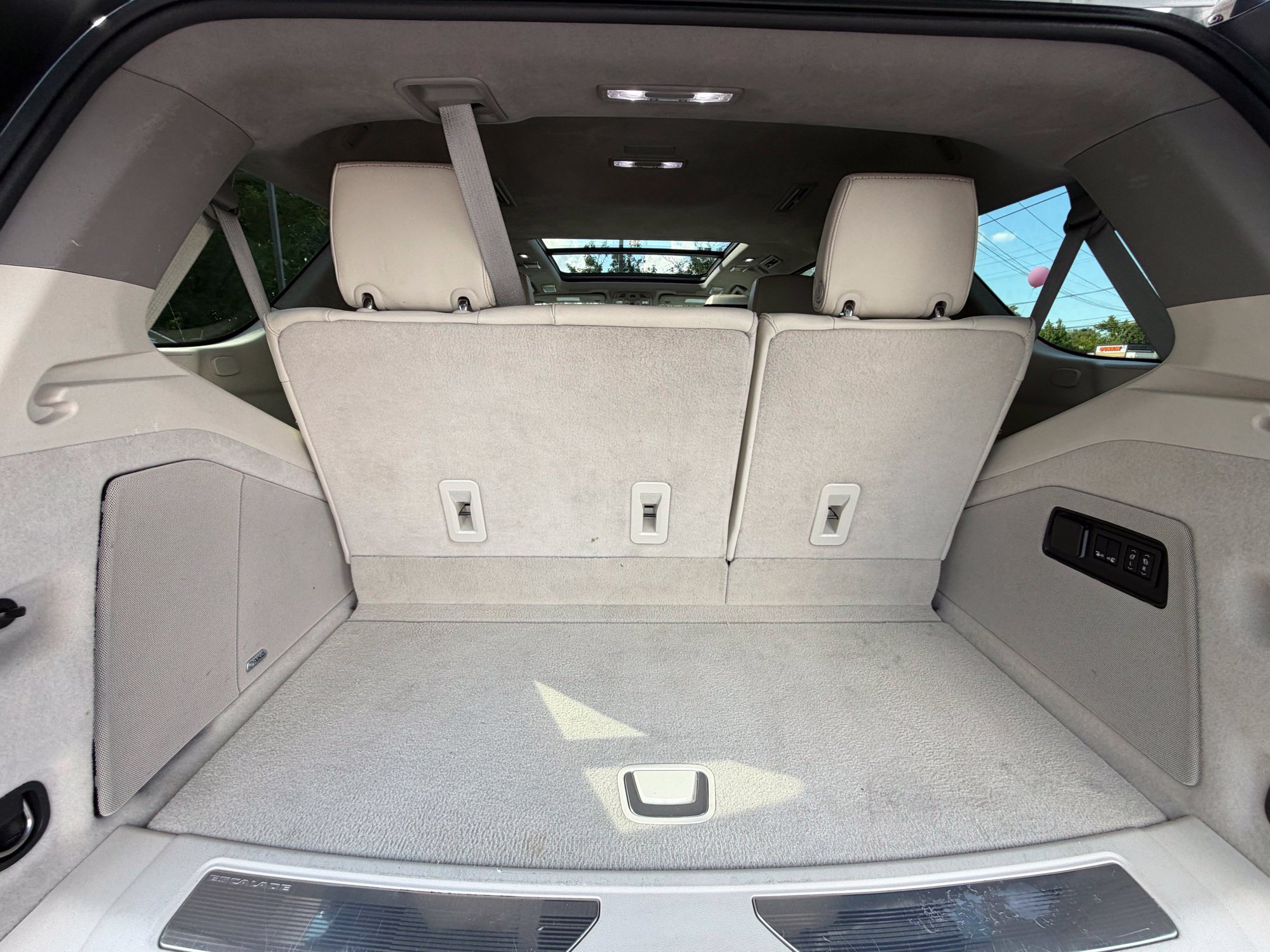 Used 2023 Cadillac Escalade Premium Luxury Platinum AWD/4WD image 15