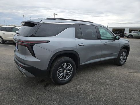 Used 2024 Chevrolet Traverse LT image 8