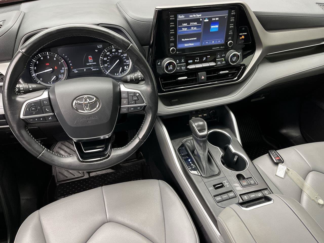Used 2021 Toyota Highlander XLE AWD/4WD image 14