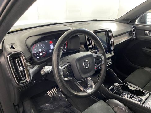 Used 2020 Volvo XC40 T5 R-Design image 4