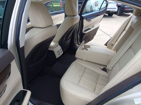 Used 2016 Lexus ES 350 w/ Luxury Package w/Wood Trim FWD image 22