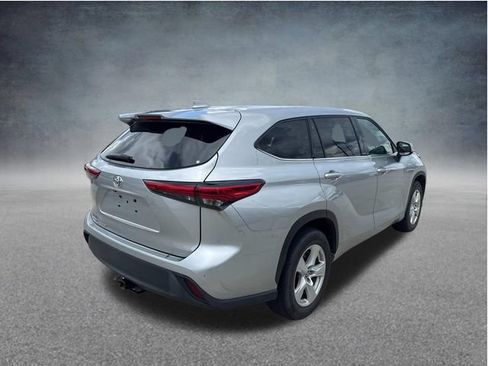 Used 2021 Toyota Highlander L FWD image 9