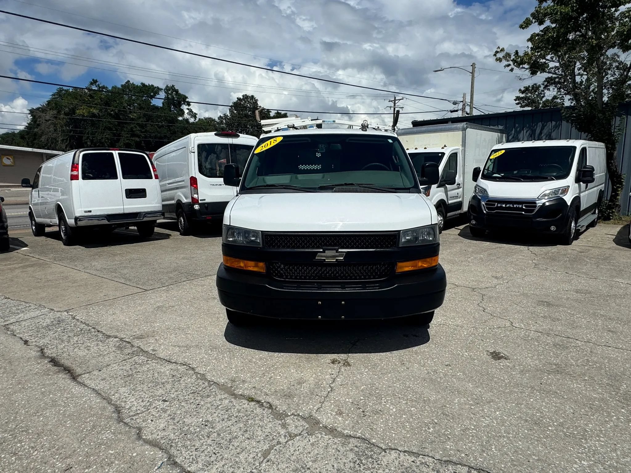 Used 2018 Chevrolet Express 2500 w/ Driver Convenience Package RWD image 3