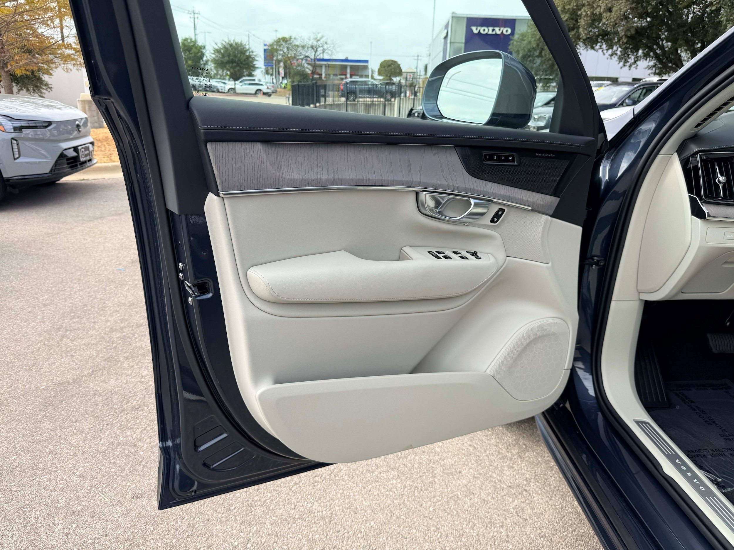 Used 2026 Volvo XC90 B6 Ultra w/ Protection Package AWD/4WD image 11