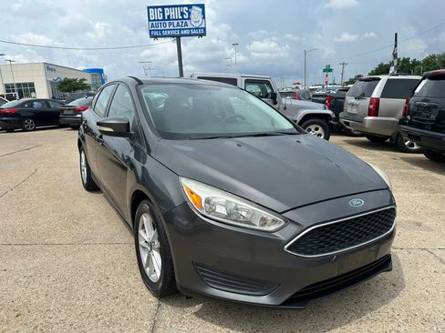 Used 2017 Ford Focus SE FWD image 1