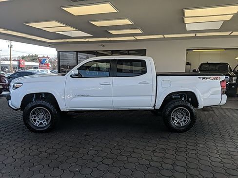 Used 2019 Toyota Tacoma TRD Sport image 11