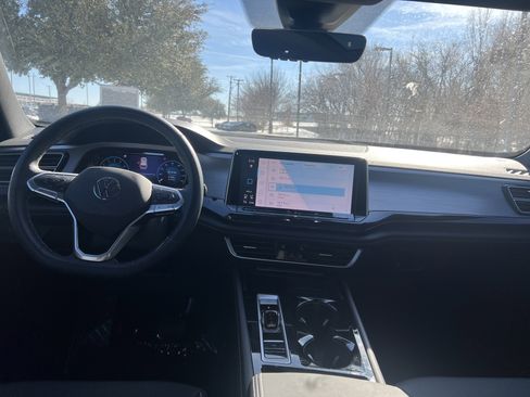 Certified 2025 Volkswagen Atlas Cross Sport SE w/ Panoramic Sunroof Package image 27