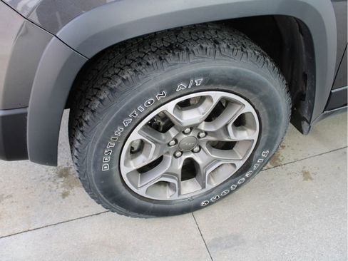 Used 2021 Jeep Cherokee Trailhawk image 9