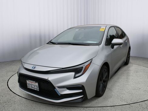 Used 2025 Toyota Corolla SE AWD/4WD image 3