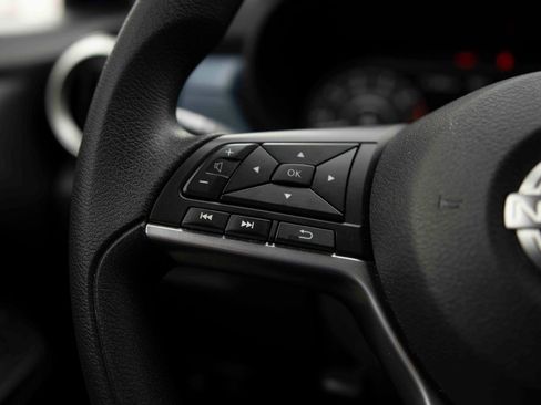 Used 2023 Nissan Versa SV image 6