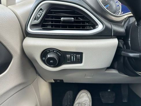 Used 2024 Chrysler Pacifica Touring-L image 24