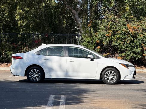 Used 2021 Toyota Corolla LE FWD image 5
