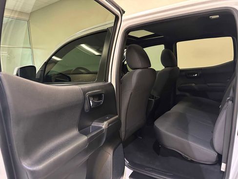 Used 2017 Toyota Tacoma TRD Off-Road image 24