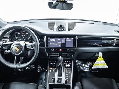 Certified 2025 Porsche Macan AWD/4WD image 13