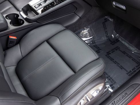 Certified 2026 Porsche Macan AWD/4WD image 64