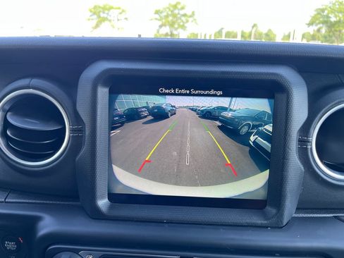 Used 2019 Jeep Wrangler Unlimited Sahara AWD/4WD image 17