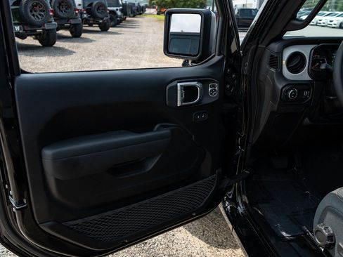 New 2025 Jeep Gladiator Sport image 16