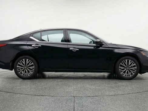 Used 2025 Nissan Altima 2.5 SV image 11