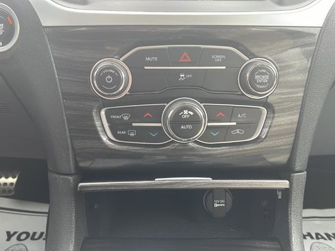 Used 2022 Chrysler 300 Touring w/ Sport Appearance Package image 13