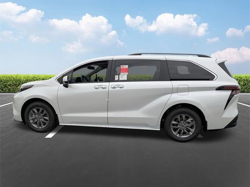 New 2026 Toyota Sienna XLE FWD image 7