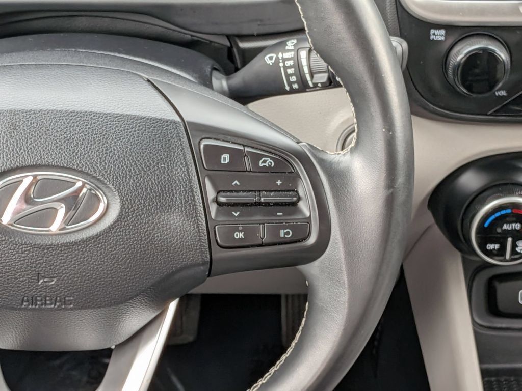 Used 2025 Hyundai Venue SEL FWD image 17