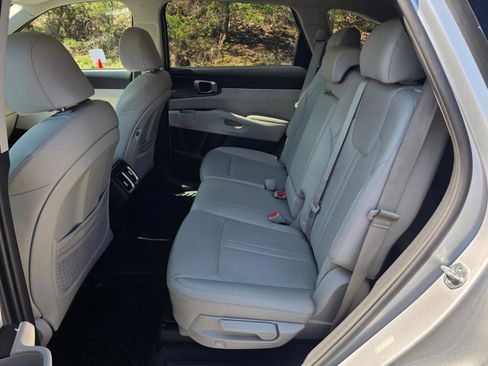 Used 2021 Kia Sorento S image 11