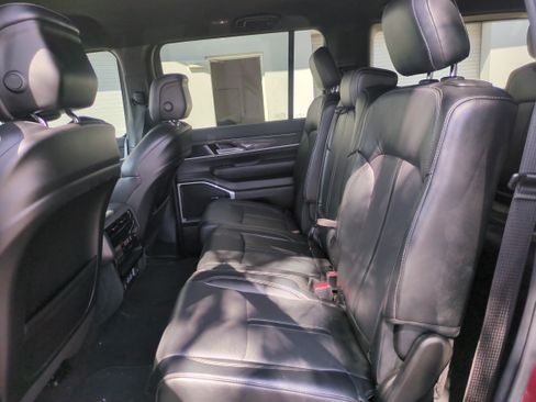 Used 2022 Jeep Wagoneer Series II AWD/4WD image 15