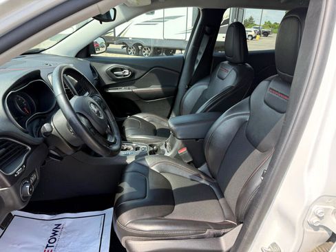 Used 2021 Jeep Cherokee Trailhawk image 12