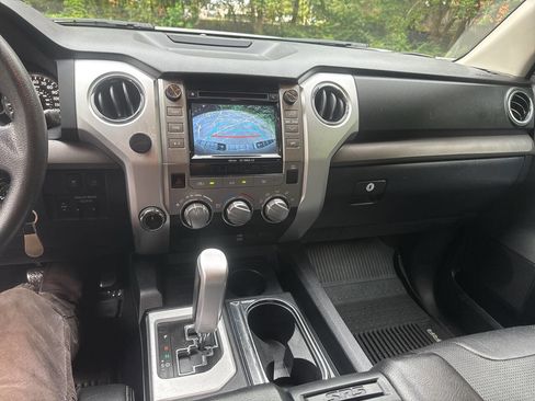 Used 2018 Toyota Tundra SR5 w/ SR5 Upgrade Package AWD/4WD image 29